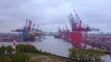 Hamburg Limanı 'ndaki konteyner terminali.