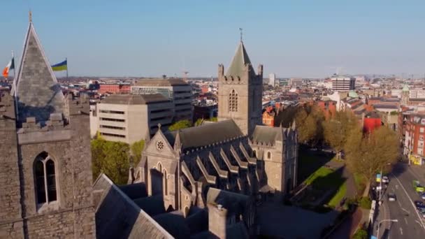 Christ Church Cathedral in Dublin - aerial view — ストック動画