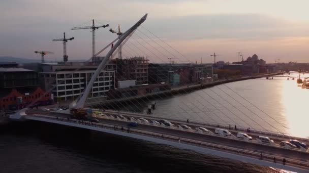 Samuel Beckett Bridge över floden Liffey i Dublin - flygbild — Stockvideo