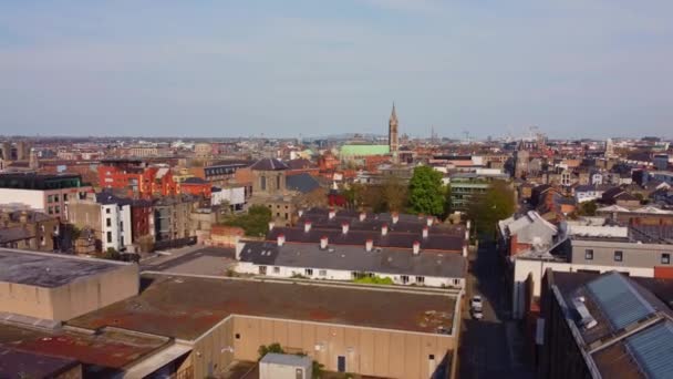 Guinness Brewery and Storehouse in Dublin St James Gate - view from above - DUBLIN, IRELAND - APRIL 20, 2022 — стоковое видео