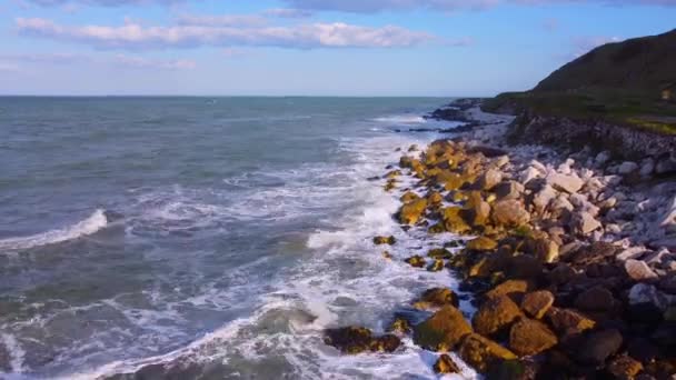 Η όμορφη ακτή Causeway στη Βόρεια Ιρλανδία - εναέρια άποψη — Αρχείο Βίντεο