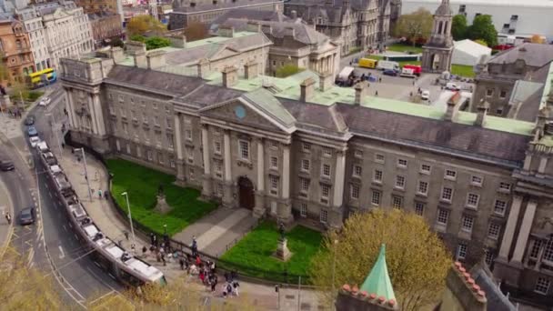 Trinity College à Dublin d'en haut - vue aérienne — Video