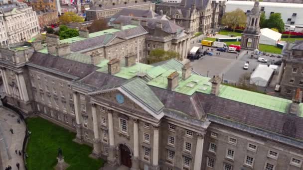 Trinity College in Dublin from above - aerial view — Vídeo de stock