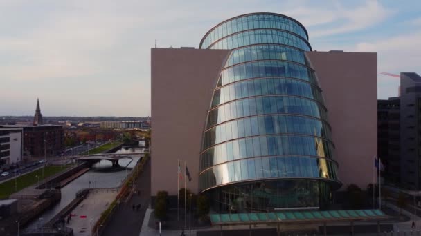 Centro de Convenciones Dublin vista aérea - DUBLÍN, IRLANDA - 20 DE ABRIL DE 2022 — Vídeo de stock