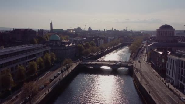 River Liffey in the city of Dublin - aerial view in the evening — стоковое видео