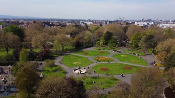 Beroemd St Stephens Green Park in Dublin van bovenaf - luchtfoto — Stockvideo