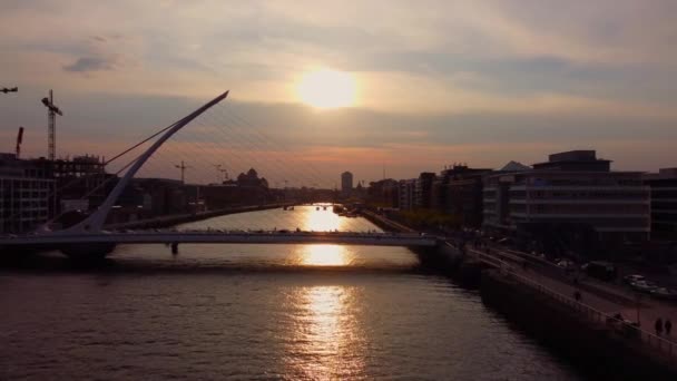 Řeka Liffey ve městě Dublin - letecký výhled ve večerních hodinách — Stock video