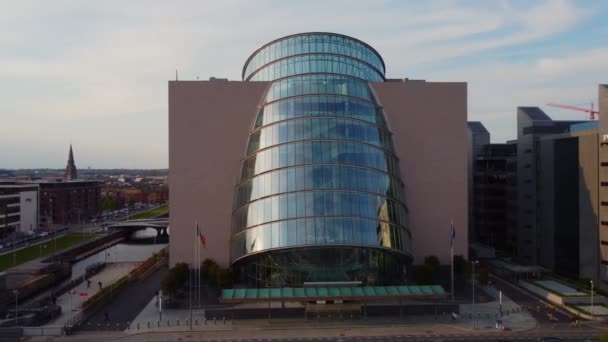 Centro de Convenciones Dublin vista aérea - DUBLÍN, IRLANDA - 20 DE ABRIL DE 2022 — Vídeo de stock