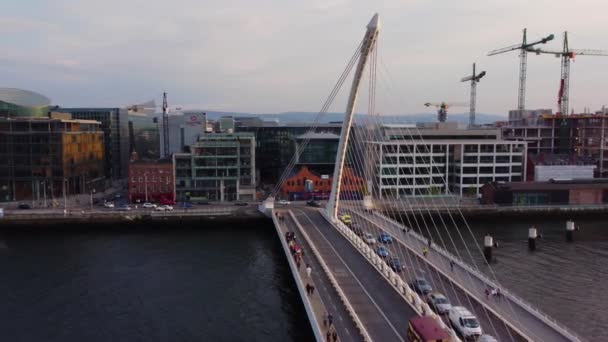 Samuel Beckett Bridge over River Liffey in Dublin - Αεροφωτογραφία — Αρχείο Βίντεο