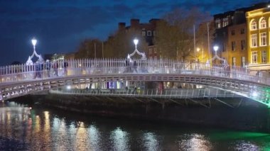 Dublin 'deki ünlü Ha Penny Köprüsü