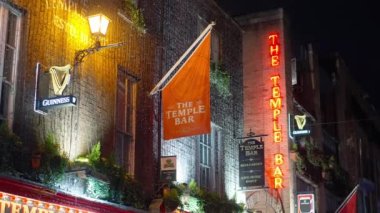 Gece Dublin 'deki Renkli Tapınak Bar Bölgesi - DUBLIN, IRELAND - 20 Nisan 2022