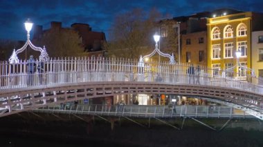 Dublin 'deki Ünlü Ha Penny Köprüsü - DUBLIN, İrlanda - 20 Nisan 2022