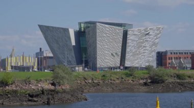 Belfast şehrindeki modern Titanik binası - BELFAST, İngiltere - 24 Nisan 2022
