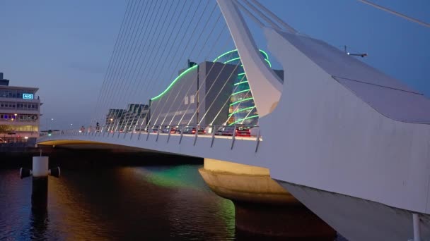 Мост Сэмюэля Беккета через реку Лиффи в Дублине - вечерний вид — стоковое видео
