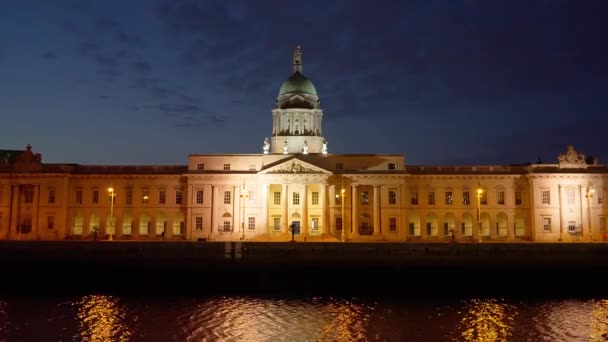 Таможенный дом в Дублине ночью — стоковое видео