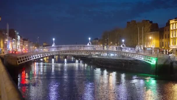 Famous Ha Penny Bridge in Dublin — Video Stock