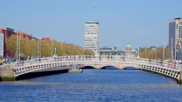 Berömd Ha Penny Bridge i Dublin — Stockvideo