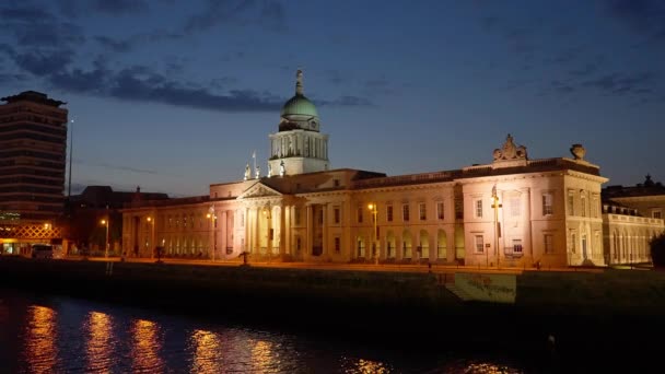 Custom House in Dublin by night — kuvapankkivideo