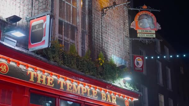 Kolorowa dzielnica Temple Bar Dublin nocą - DUBLIN, Irlandia - 20 kwietnia 2022 — Wideo stockowe