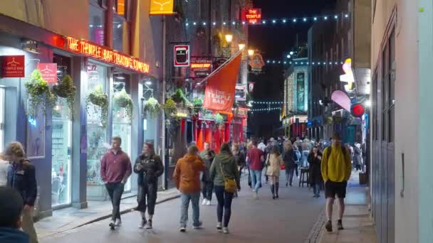 Colorido barrio de Temple Bar Dublín de noche - DUBLÍN, IRLANDA - 20 DE ABRIL DE 2022 — Vídeos de Stock