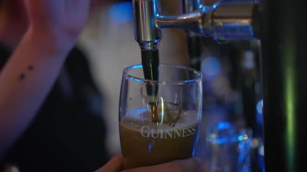 2022年4月20日在爱尔兰杜布伦市的一家酒吧里喝上一杯新鲜的吉尼斯世界纪录啤酒 — 图库视频影像
