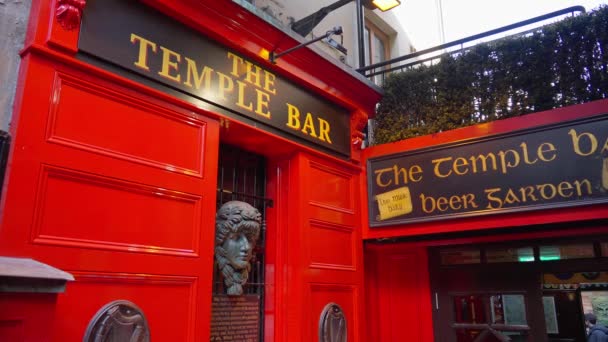 Das Original Temple Bar Irish Pub in Dublin - DUBLIN, IRLAND - 20. April 2022 — Stockvideo