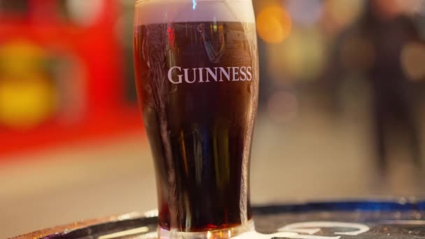 Φρέσκια κρύα μπύρα Guinness σε μια ιρλανδική παμπ στο Δουβλίνο - DUBLIN, ΙΡΛΑΝΔΙΑ - 20 ΑΠΡΙΛΙΟΥ 2022 — Αρχείο Βίντεο