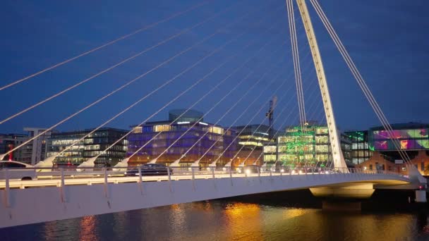 Puente Samuel Beckett sobre el río Liffey en Dublín - vista nocturna - DUBLÍN, IRLANDA - 20 DE ABRIL DE 2022 — Vídeos de Stock