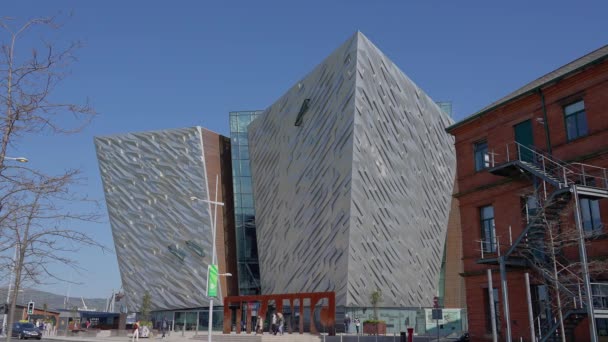 Modern Titanic building in the city of Belfast - BELFAST, UK - APRIL 24, 2022 — Stock Video