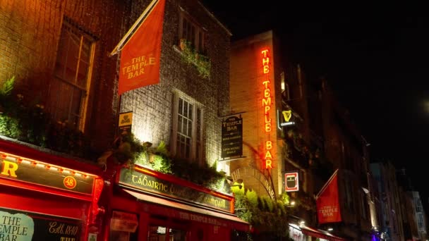 The Original Temple Bar Irish Pub in Dublin - DUBLIN, IRELAND - APRIL 20, 2022 — Stock Video