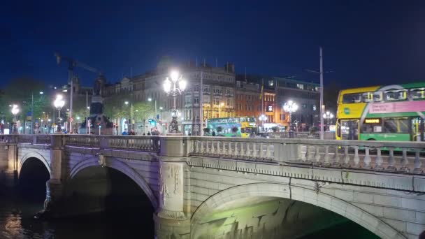 O Connell Bridge in Dublin by night - DUBLIN, IRELAND - APRIL 20, 2022 — стоковое видео
