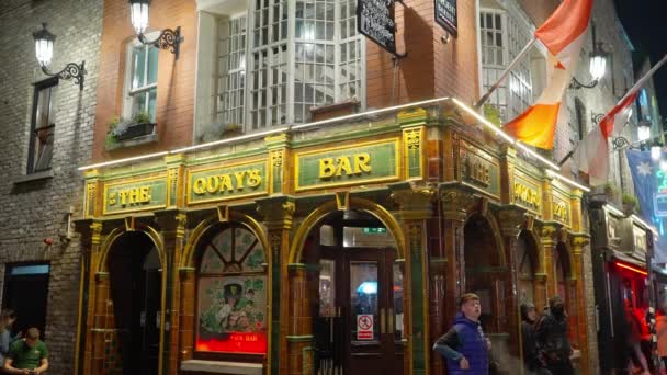 Πολύχρωμο Temple Bar district Δουβλίνο τη νύχτα - DUBLIN, ΙΡΛΑΝΔΙΑ - 20 ΑΠΡΙΛΙΟΥ 2022 — Αρχείο Βίντεο