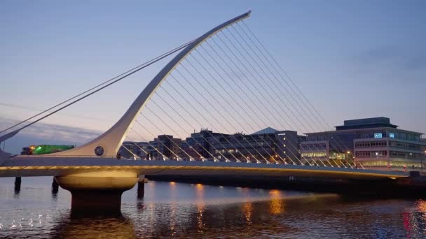 Samuel Beckett Bridge over River Liffey in Dublin - evening view - DUBLIN, IRELAND - APRIL 20, 2022 — Stockvideo