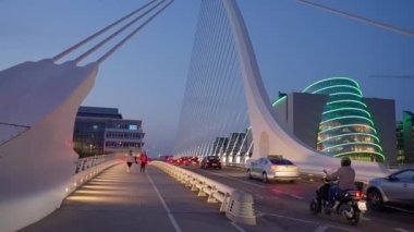 Samuel Beckett Köprüsü Dublin 'deki Liffey Nehri üzerinde - akşam görüşü - DUBLIN, IRELAND - 20 Nisan 2022