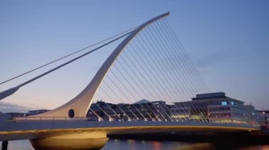 Samuel Beckett Köprüsü Dublin 'de Liffey Nehri üzerinde - akşam manzarası