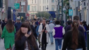 Kalabalık kalabalık kalabalık kalabalık yaya bölgesinde yürüyor - Grafton Caddesi Dublin - DUBLIN, IRELAND - 20 Nisan 2022
