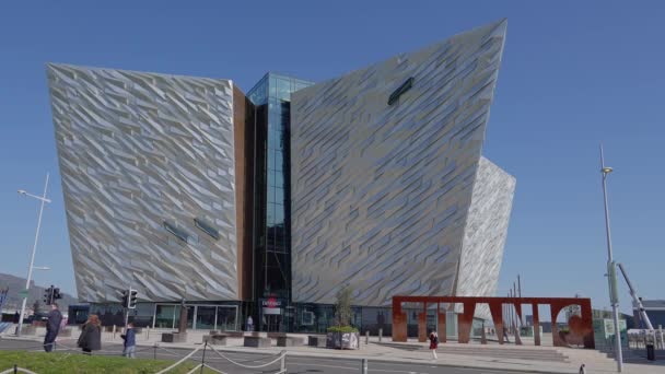 Modern Titanic building in the city of Belfast - BELFAST, UK - APRIL 24, 2022 — Stockvideo