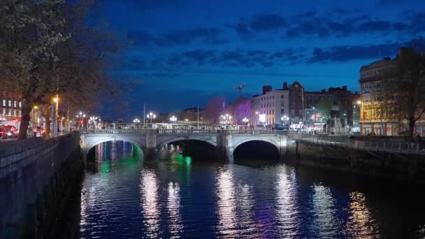 O Connell Bridge i Dublin på natten — Stockvideo