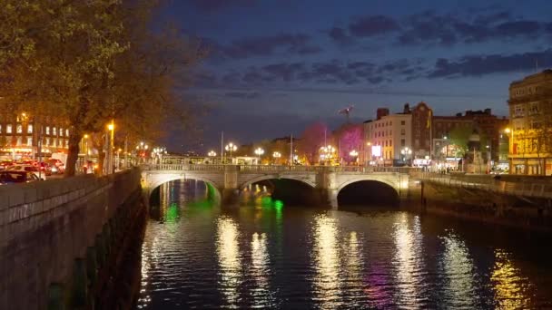 O Connell Bridge en Dublín de noche — Vídeos de Stock