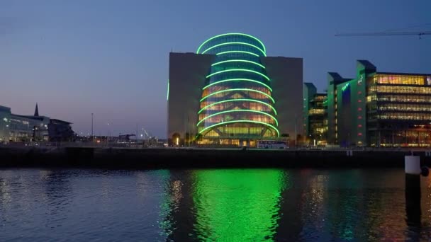 El Centro de Convenciones de Dublín por la noche — Vídeo de stock
