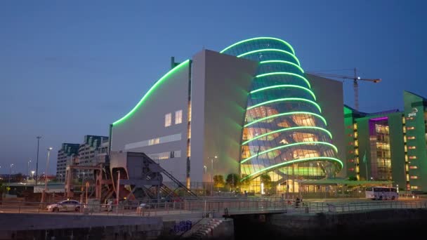 El Centro de Convenciones de Dublín por la noche - DUBLÍN, IRLANDA - 20 DE ABRIL DE 2022 — Vídeo de stock