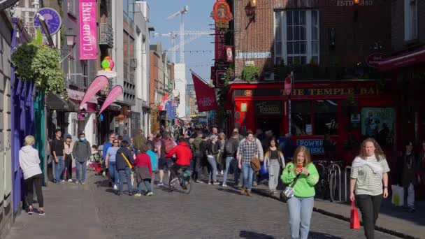 Temple Bar okres v Dublinu je oblíbeným místem ve městě - DUBLIN, IRSKO - Duben 20, 2022 — Stock video