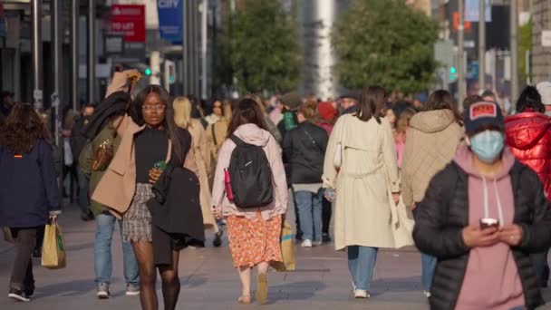 Crowd of people walking through a busy pedestrian zone - in slow motion - DUBLIN, IRELAND - APRIL 20, 2022 — Vídeo de Stock