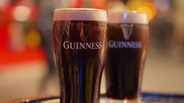 2022年4月20日在都柏林的爱尔兰酒吧- -爱尔兰杜布伦市- -喝新鲜冷的几内亚啤酒 — 图库视频影像
