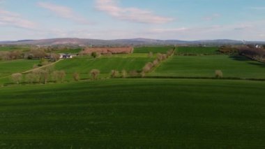 Antrim Kuzey İrlanda 'nın güzel manzarası - yukarıdan gökyüzü manzarası