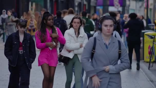 Crowd of people walking through a busy pedestrian zone - Grafton Street Dublin in slow motion - DUBLIN, IRELAND - APRIL 20, 2022 — Stock Video