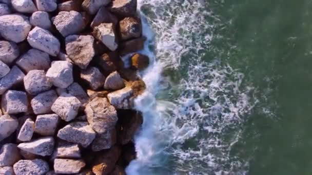 北爱尔兰美丽的铜锣湾海岸-空中景观 — 图库视频影像