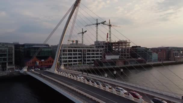 Samuel Beckett Bridge over River Liffey in Dublin - Αεροφωτογραφία — Αρχείο Βίντεο