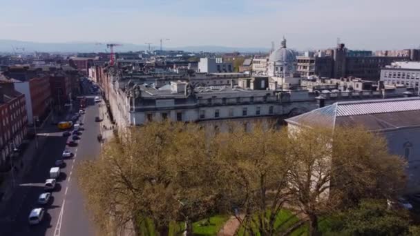 Department of the Taoiseach in Dublin from above — Stockvideo