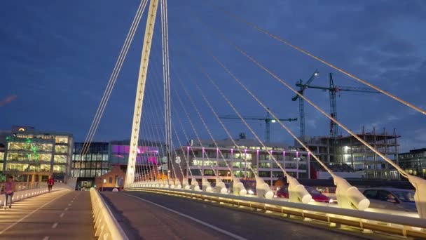 Puente Samuel Beckett sobre el río Liffey en Dublín - vista nocturna - DUBLÍN, IRLANDA - 20 DE ABRIL DE 2022 — Vídeo de stock